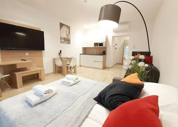 Old Town Apartments - B42